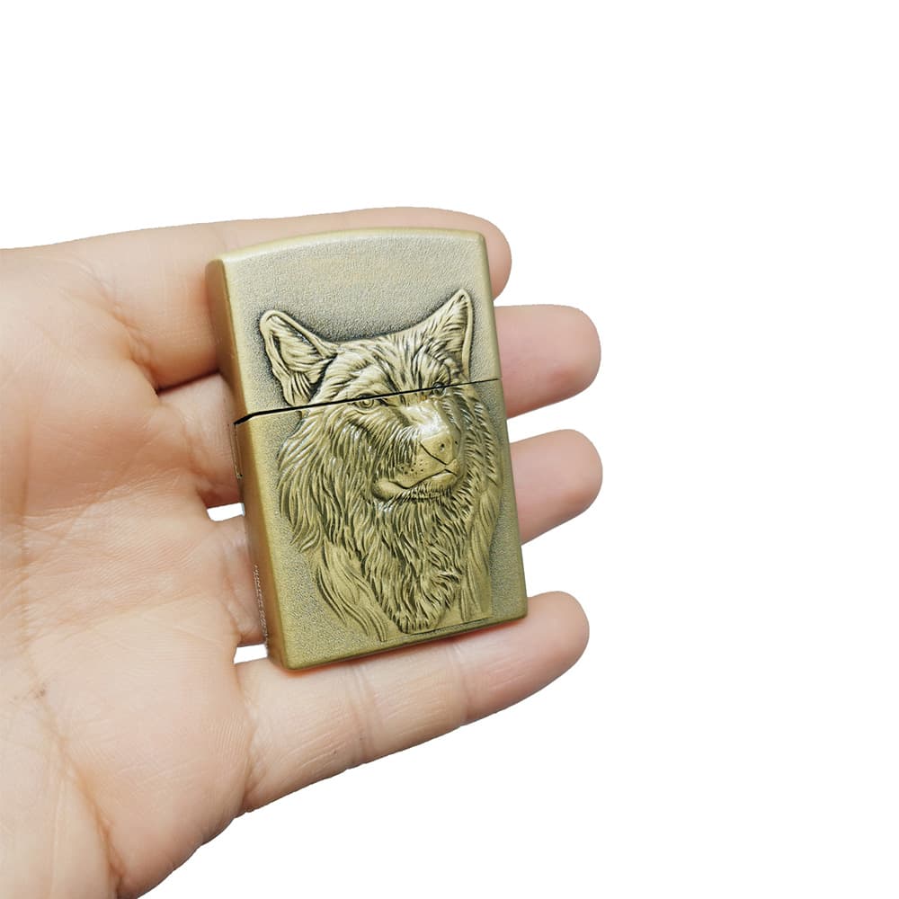 Kabartmalı Kurt Başı Görselli Eskitme Sarı Renkli Gazlı Metal Çakmak 1 Adet