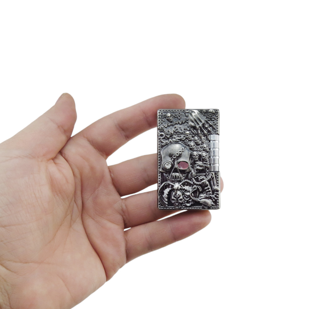 Kabartmalı Kuru Kafa Desenli Metal Gazlı Çakmak 1 Adet