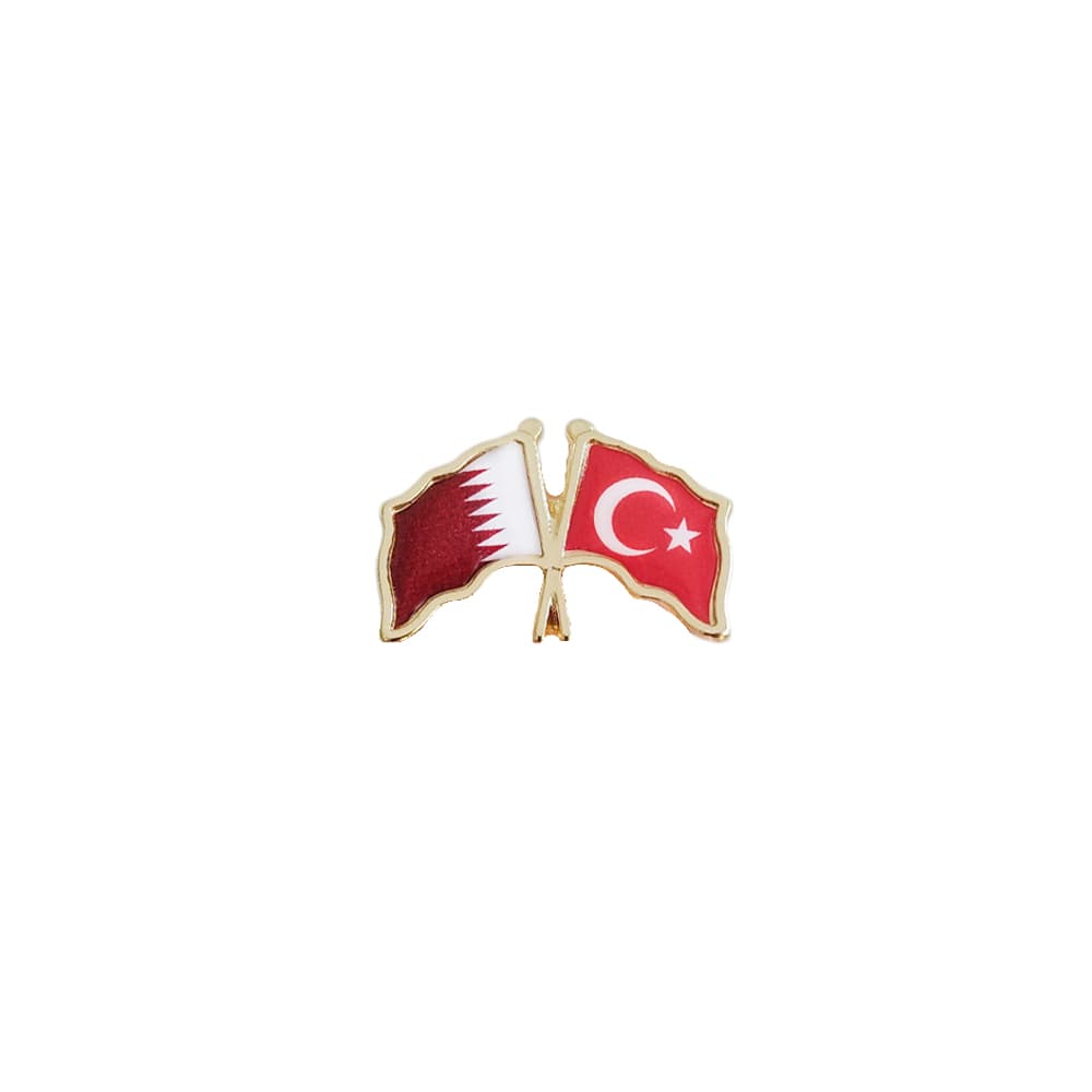 Katar Türkiye Flamalı Bayrak Yaka Rozeti 1 Adet Katar Türkiye Flamalı Bayrak Yaka Rozeti 1 Adet