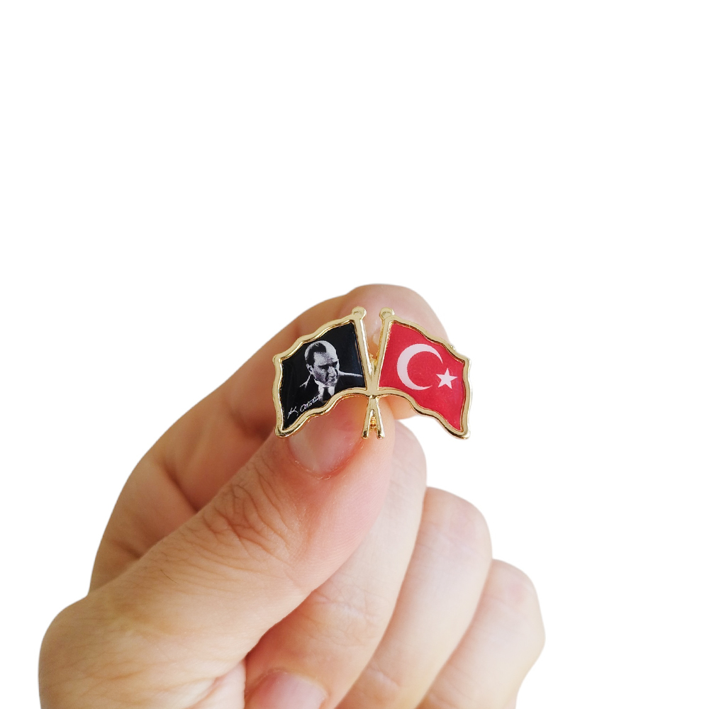 Atatürk ve Türk Bayrağı Metal Yaka Rozeti 1 Adet Atatürk ve Türk Bayrağı Metal Yaka Rozeti 1 Adet