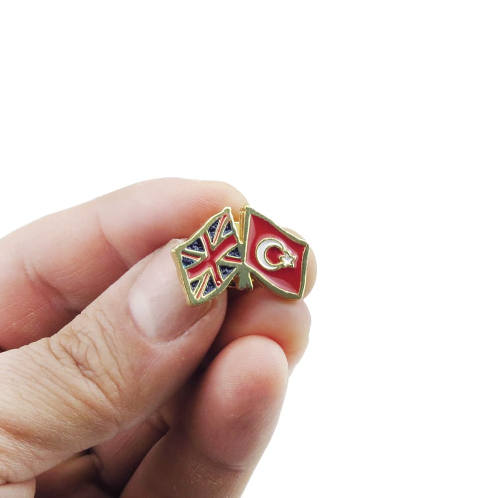 İngiltere Türkiye Flamalı Gold Renk Metal Yaka Rozeti 1 Adet İngiltere Türkiye Flamalı Gold Renk Metal Yaka Rozeti 1 Adet