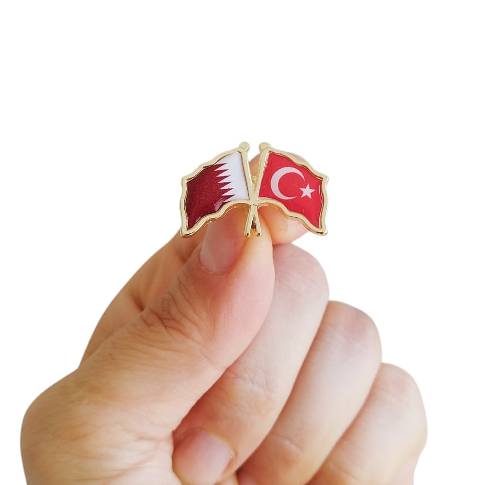 Katar Türkiye Flamalı Bayrak Yaka Rozeti 1 Adet Katar Türkiye Flamalı Bayrak Yaka Rozeti 1 Adet