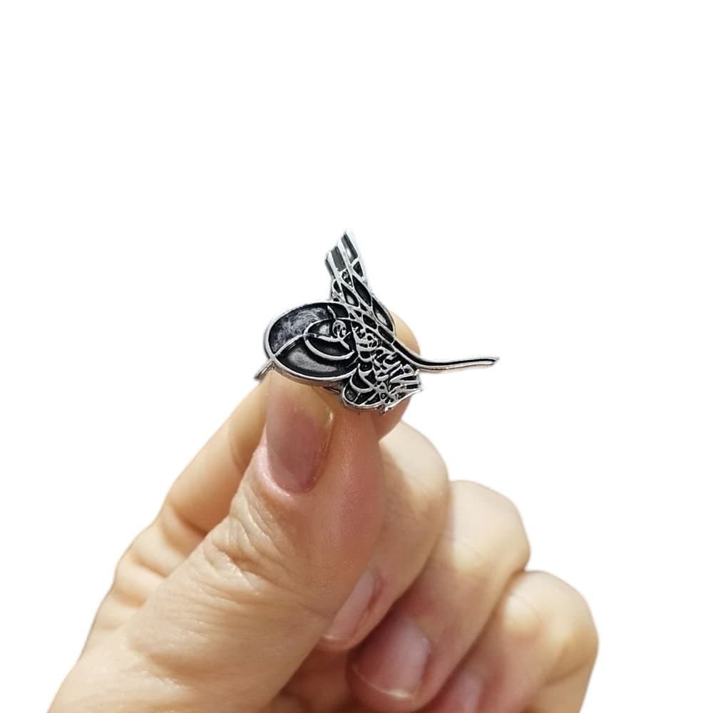 Osmanlı Saltanat Tuğrası Metal Yaka Rozeti 1 Adet Osmanlı Saltanat Tuğrası Metal Yaka Rozeti 1 Adet